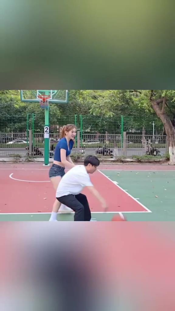 集夢(mèng)會(huì)長(zhǎng)背打一米8的女生，這是真打球啊！