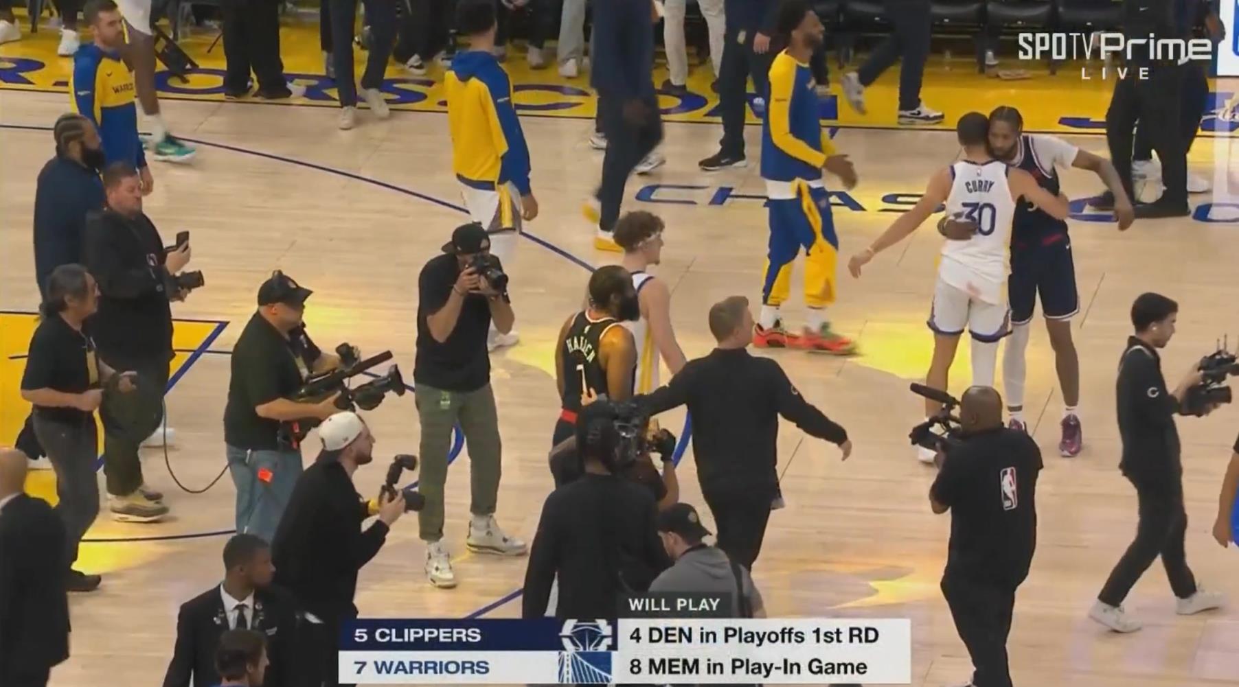 加時賽12分無解表現(xiàn)率隊獲勝！哈登賽后臉上笑容藏不住呀