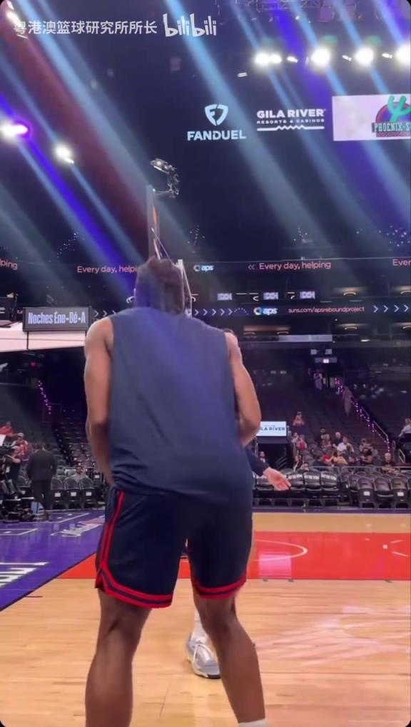 機(jī)器人級(jí)別的靜態(tài)身體！近距離看小卡的賽前熱身！