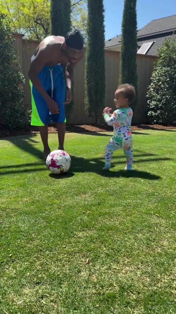 足球要從娃娃抓起！SGA帶娃踢足球，小孩摔倒時(shí)鼓掌“嘲笑”！